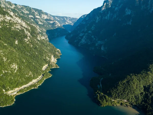 Foto aérea del lago Piva en Montenegro — Foto de Stock