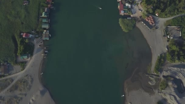 Restaurantes flutuantes e pousadas localizadas na margem do rio — Vídeo de Stock