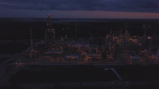 Luchtfoto van olieraffinaderij fabriek bij zonsondergang — Stockvideo