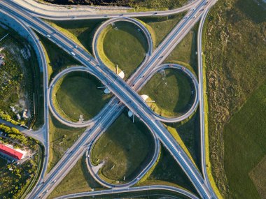 Ulaşım kavşak yaz havadan fotoğraf, yukarıdaki trafik çapraz yol kavşak gün görünümü