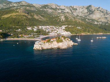 Budva 'daki Sveti Stefan adasının hava fotoğrafı