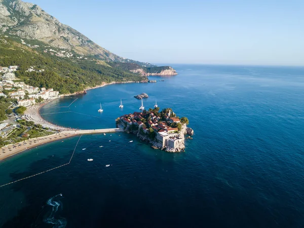 Budva 'daki Sveti Stefan adasının hava fotoğrafı