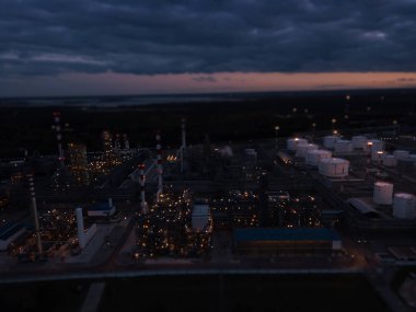 Gün batımında petrol rafinerisi fabrikasının havadan görünümü