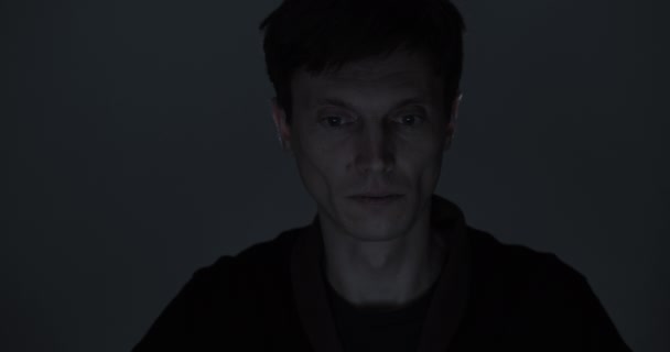 一名男子在黑屋深夜在笔记本电脑上工作的肖像 — 图库视频影像