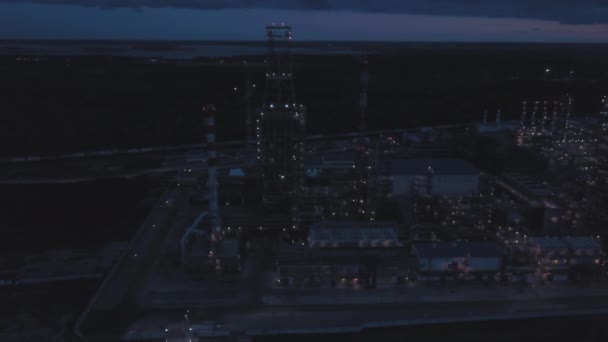 A kőolajfinomító gyár légi nézete naplementekor — Stock videók