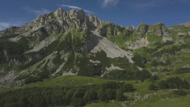 Letecký pohled na Bobotova KUKA nedaleko parku Durmitor, Černá Hora — Stock video