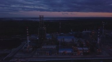 Gün batımında petrol rafinerisi fabrikasının havadan görünümü