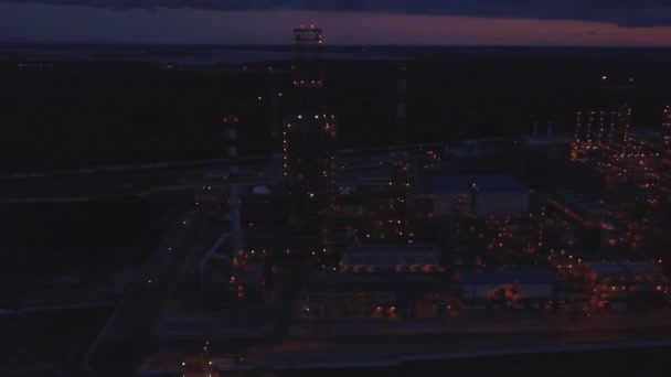 Vista aérea da fábrica de refinaria de petróleo ao pôr do sol — Vídeo de Stock