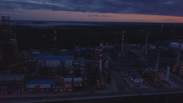 Vista aérea de la fábrica de refinerías de petróleo al atardecer — Vídeo de stock