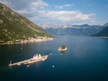 St. George 'un Kotor körfezindeki Perast kasabası yakınlarındaki adalardaki havadan çekilmiş fotoğrafı.