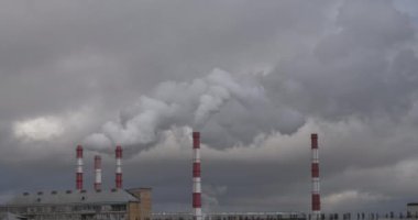 Merkezi Elektrik Isı Tesisi 'nin borusundan duman çıkıyor.