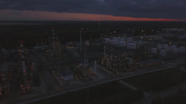 Vista aérea da fábrica de refinaria de petróleo ao pôr do sol — Vídeo de Stock