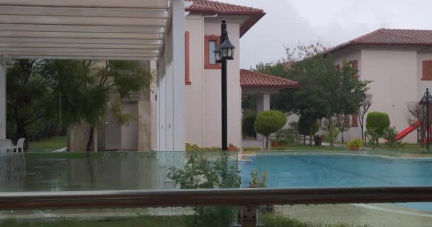 雨天，美丽的别墅里有游泳池 — 图库视频影像