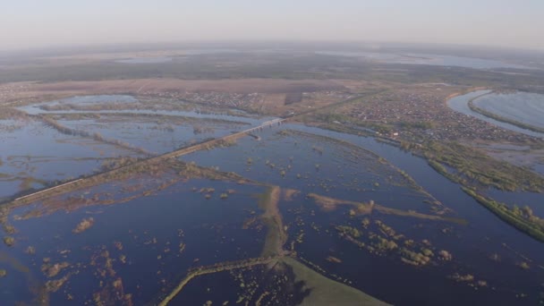 Des images aériennes de drones d'un train de marchandises passent un pont en haute mer — Video
