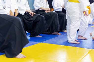 Kimono ve hakama giymiş insanlar dövüş sanatları eğitimi alıyorlar.