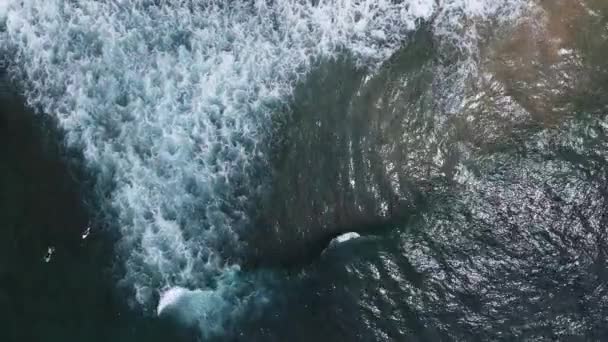 Flygdrönarbilder av surfare som väntar på nästa tur på den stora havsvågen på den vackra luftens kustlinje lutning — Stockvideo