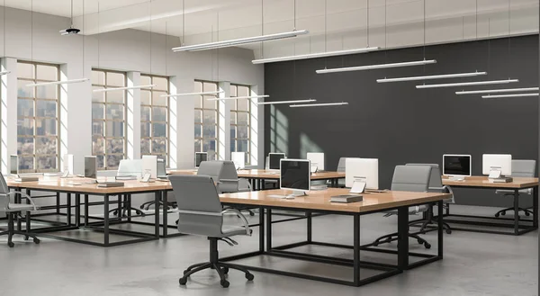 Widok z boku nowoczesnego biura z szarą ścianą. Rzędy stołów, wyposażone stanowiska robocze. 3d renderowanie. — Zdjęcie stockowe
