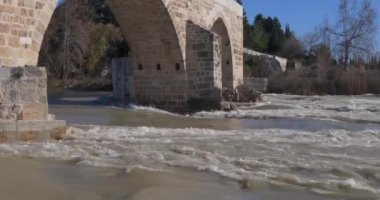Türkiye 'nin Aspendos kentindeki kemer köprüsü