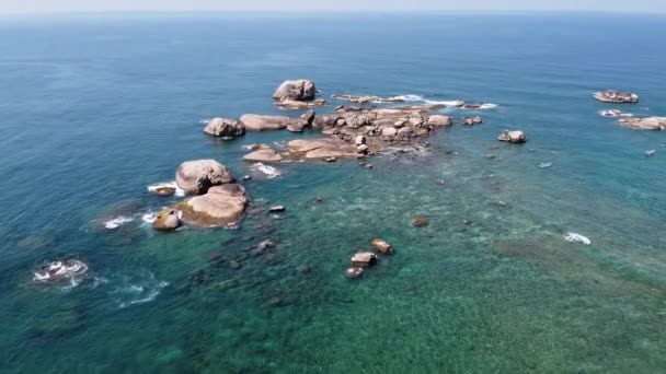 O recife e águas claras do oceano — Vídeo de Stock