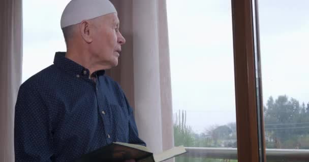 An old muslim man reading Koran at home — Stock Video