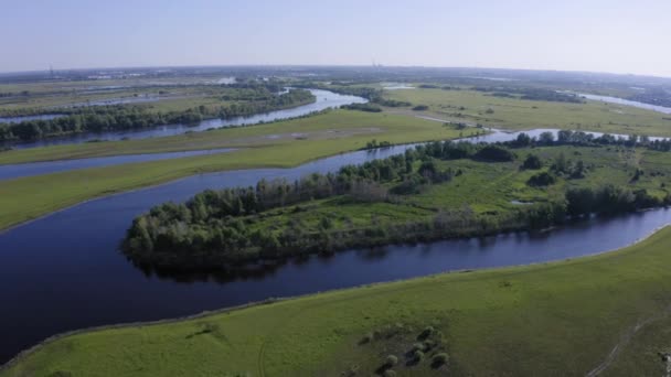 Scénický letecký pohled na řeku a zelená pole na venkově — Stock video