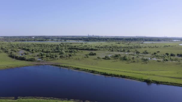 Vue aérienne panoramique d'une rivière et de champs verdoyants dans une campagne — Video