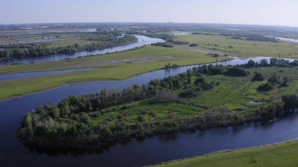 Vue aérienne panoramique d'une rivière et de champs verdoyants dans une campagne