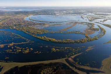 Bahar zamanı, günbatımında yüksek suyun manzarası.