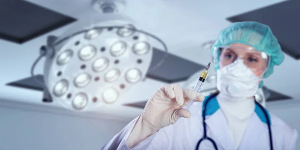Doctora Sosteniendo Jeringa Contra Dos Lámparas Quirúrgicas Blancas Quirófano Collage — Foto de Stock