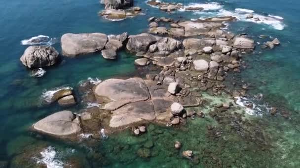 Le récif et les eaux claires de l'océan — Video