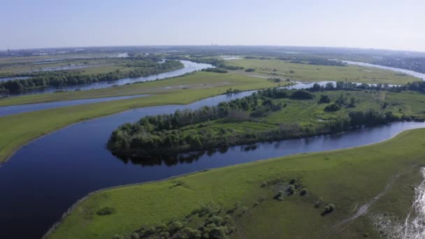 Vue aérienne panoramique d'une rivière et de champs verdoyants dans une campagne