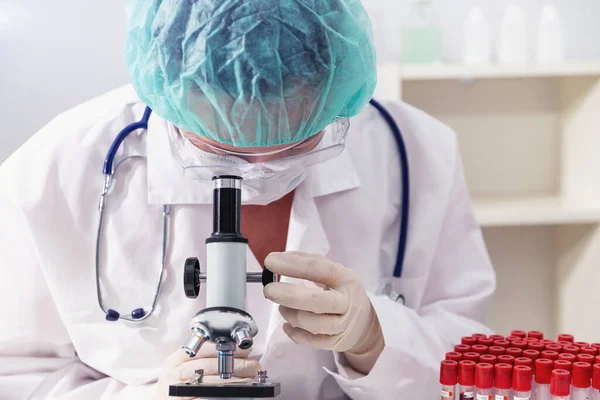 Doctora en laboratorio de investigación. Concepto de investigación vacunal — Foto de Stock