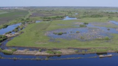 Nehir manzarası ve kırsal alandaki yeşil alanlar