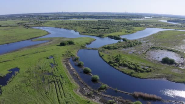 Landelijk uitzicht op een rivier en groene velden op het platteland — Stockvideo