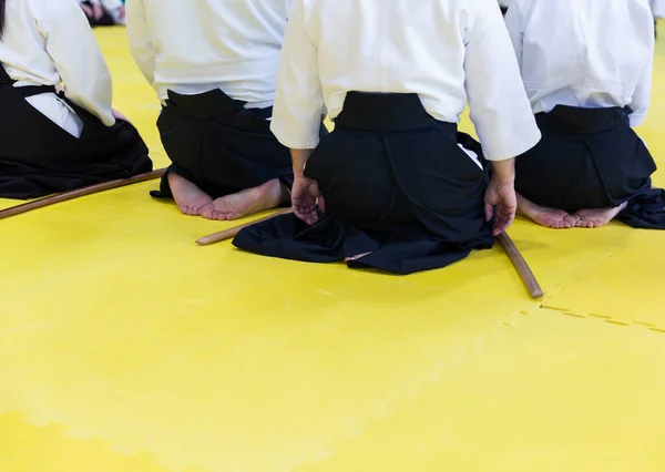 Personas en kimono en el seminario de entrenamiento de armas de artes marciales — Foto de Stock