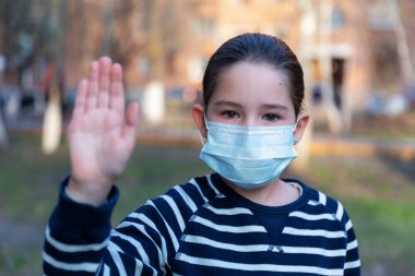 Coronavirus koruması. Beyaz bir kız koruyucu maske takıyor.