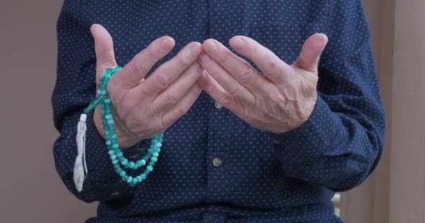 Les mains priantes d'un vieil homme avec des perles de chapelet — Video