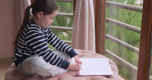 一个小女孩在家里用铅笔画画 — 图库视频影像