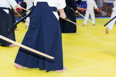 Kimonolu insanlar dövüş sanatları silah eğitimi semineri veriyor.