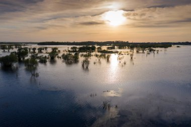 Bahar zamanı yüksek suyun manzaralı havası