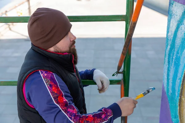 Grafiti sanatçısı sokak sanatını boya fırçasıyla boyuyor. — Stok fotoğraf