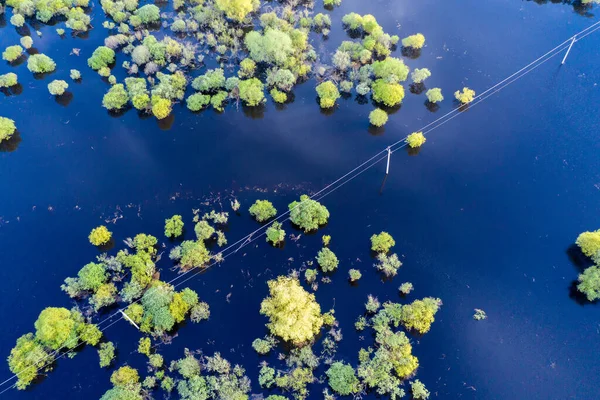 Сценический вид с воздуха на высокую воду в весеннее время — стоковое фото