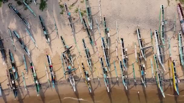 Barche da pesca tradizionali dello Sri Lanka sulla spiaggia. Filmati di droni aerei — Video Stock