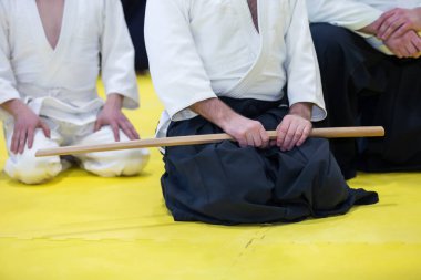 Kimonolu insanlar dövüş sanatları silah eğitimi semineri veriyor.