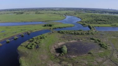 Nehir manzarası ve kırsal alandaki yeşil alanlar