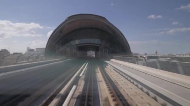 Dubai metrosu, metro istasyonuna giden tramvay.