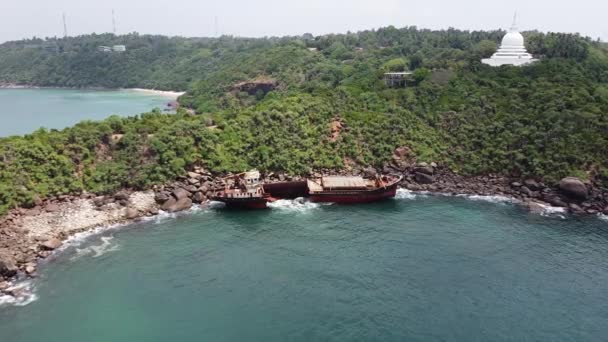 The rusty shipwreck run aground. Sri Lanka — Stock Video