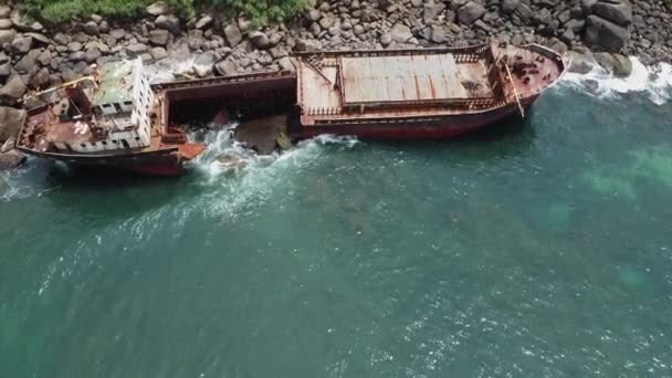 Det rostiga skeppsbrottet gick på grund. Sri Lanka — Stockvideo