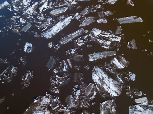 Buz nehirde yüzüyor. Bahar zamanı buz kayar.