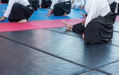 Aikido eğitim seminerinde kimonolu insanlar